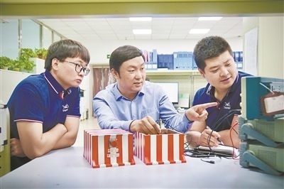 中北大學(xué)極端環(huán)境特種傳感與測試創(chuàng)新研究團隊成員正在圍繞近期發(fā)射任務(wù)進行產(chǎn)品研發(fā)。受訪單位供圖