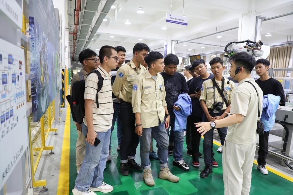 來華留學生在工程實踐中心上課。教育部職業(yè)教育與成人教育司供圖