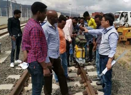 山東職業(yè)學院開展亞吉鐵路運營技術(shù)培訓。教育部職業(yè)教育與成人教育司供圖