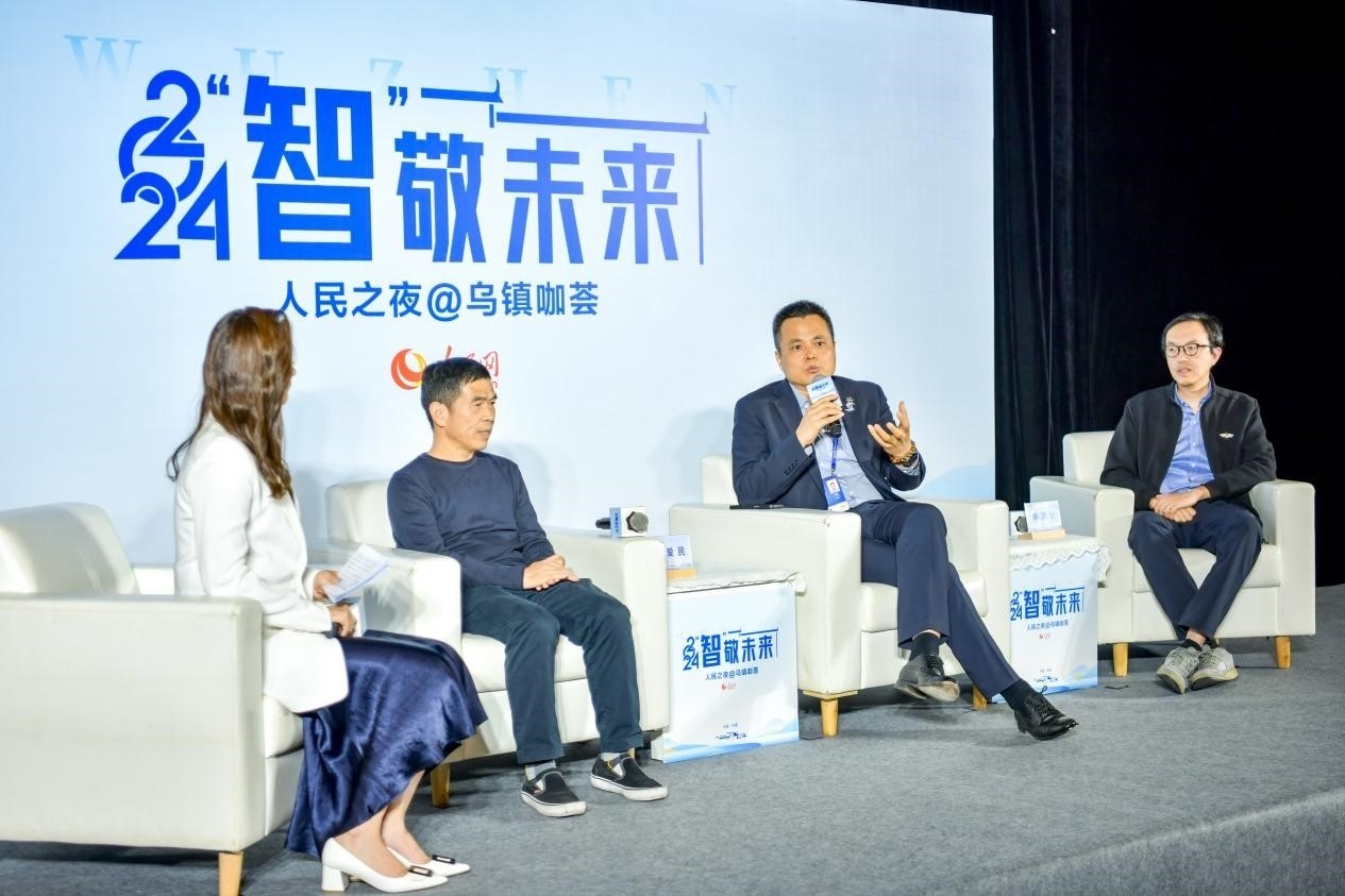 在對話環(huán)節(jié)，之江實驗室高級研究專家潘愛民、伏羲智庫創(chuàng)始人李曉東、麒麟軟件副總經(jīng)理李震寧探討“‘百模大戰(zhàn)’將卷向何方”。人民網(wǎng)記者 任峰濤攝