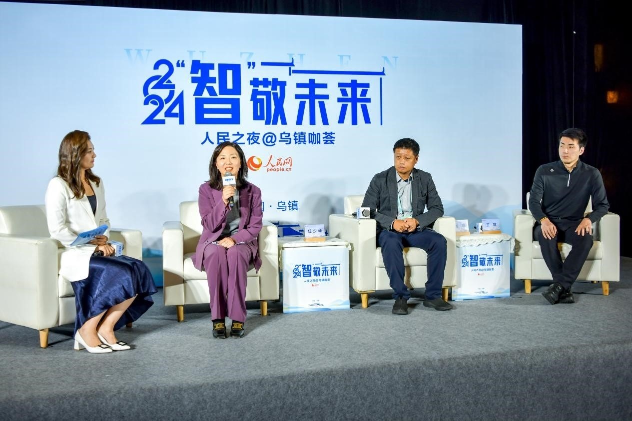 在對話環(huán)節(jié)，趣丸科技總編輯、副總裁任少峰，星云智慧機器人CEO李明，可之教育大模型創(chuàng)始人王冠討論“人工智能如何惠及大眾”。人民網(wǎng)記者 任峰濤攝