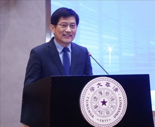 清華大學(xué)國家治理研究院執(zhí)行院長、清華大學(xué)計算社會科學(xué)與國家治理實驗室執(zhí)行主任孟慶國教授演講。供圖單位：清華大學(xué)國家治理研究院