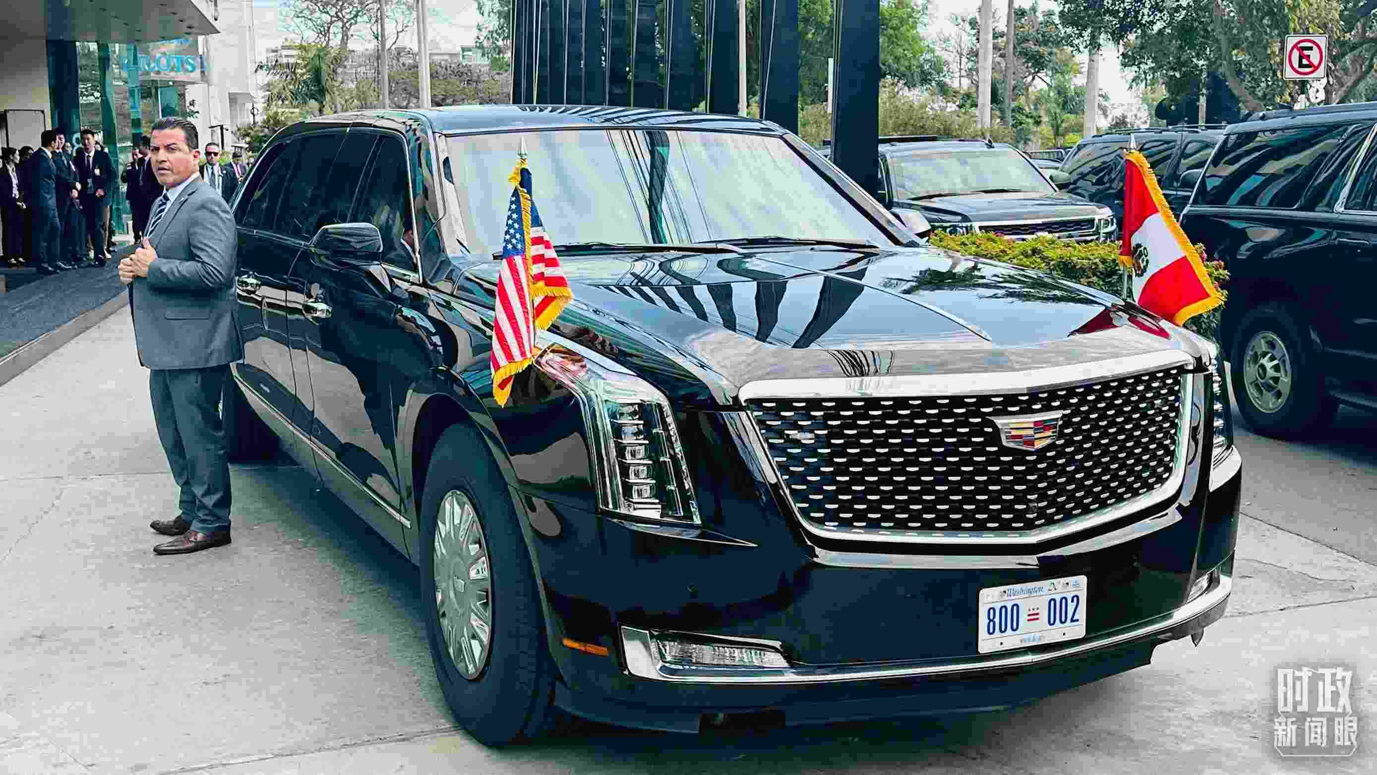 美國總統(tǒng)拜登乘車抵達(dá)中美元首會(huì)晤現(xiàn)場。（總臺(tái)央視記者范一鳴拍攝）