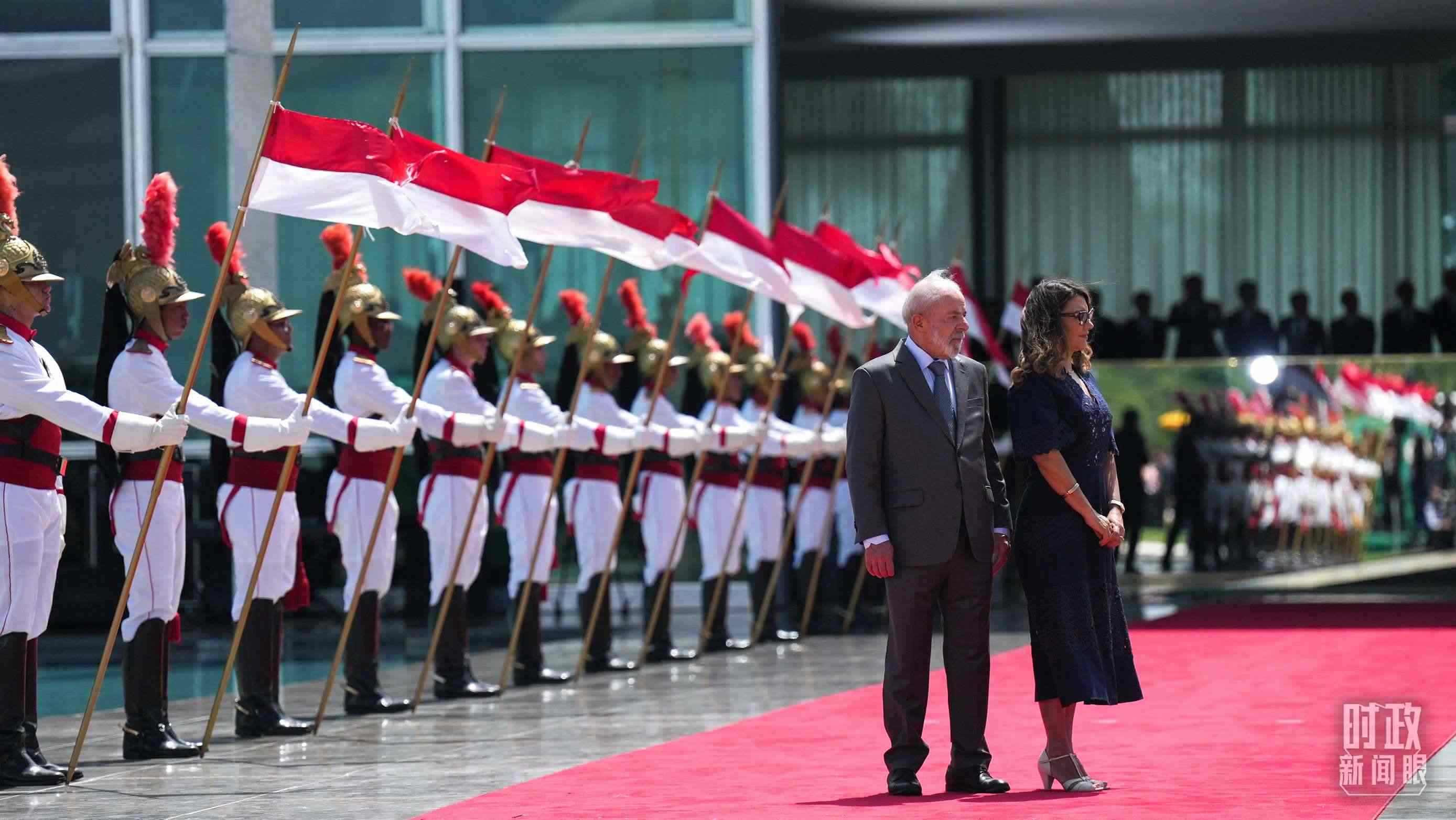 巴西總統(tǒng)盧拉和夫人羅桑等候習(xí)主席到來。