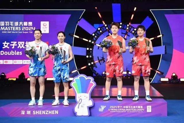 11月24日，劉圣書(shū)（右二）/譚寧（右一）與李怡婧/羅徐敏（左一）在頒獎(jiǎng)臺(tái)上合影。新華社記者 梁旭攝