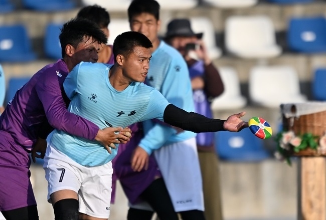 11月28日，花炮半決賽，廣西隊與海南隊展開激烈角逐。新華社記者 郭程攝