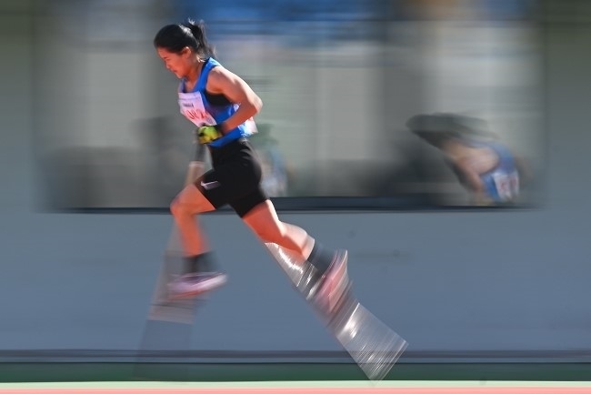 11月28日，海南隊選手吳明芬在高腳競速比賽中。新華社記者 杜子璇攝