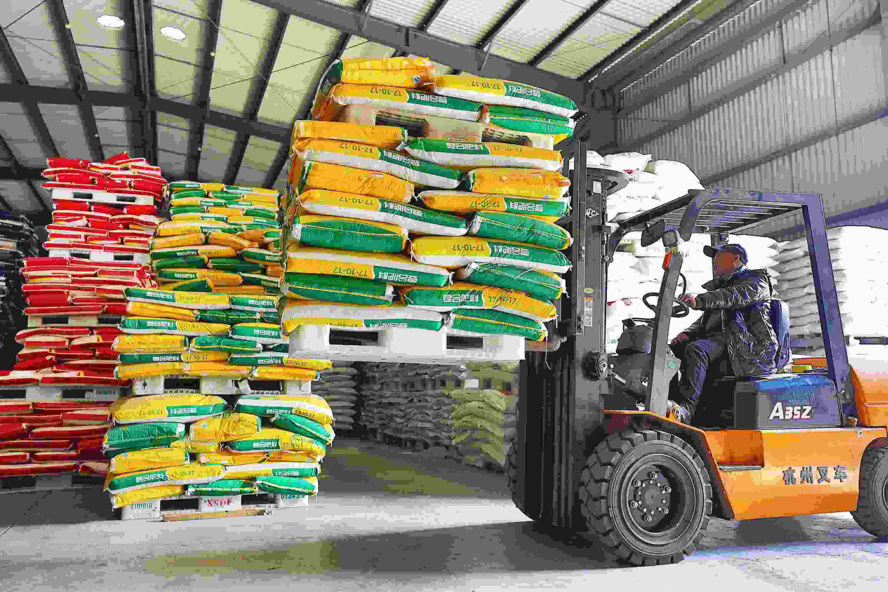 2023年2月15日，在浙江義烏供銷聯(lián)社的農(nóng)資貯存?zhèn)}庫，工作人員正在調(diào)運復(fù)合肥料等農(nóng)資。