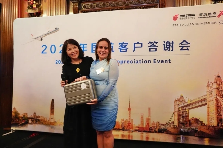 獲獎嘉賓上臺領(lǐng)取精美獎品。吳若鳴攝