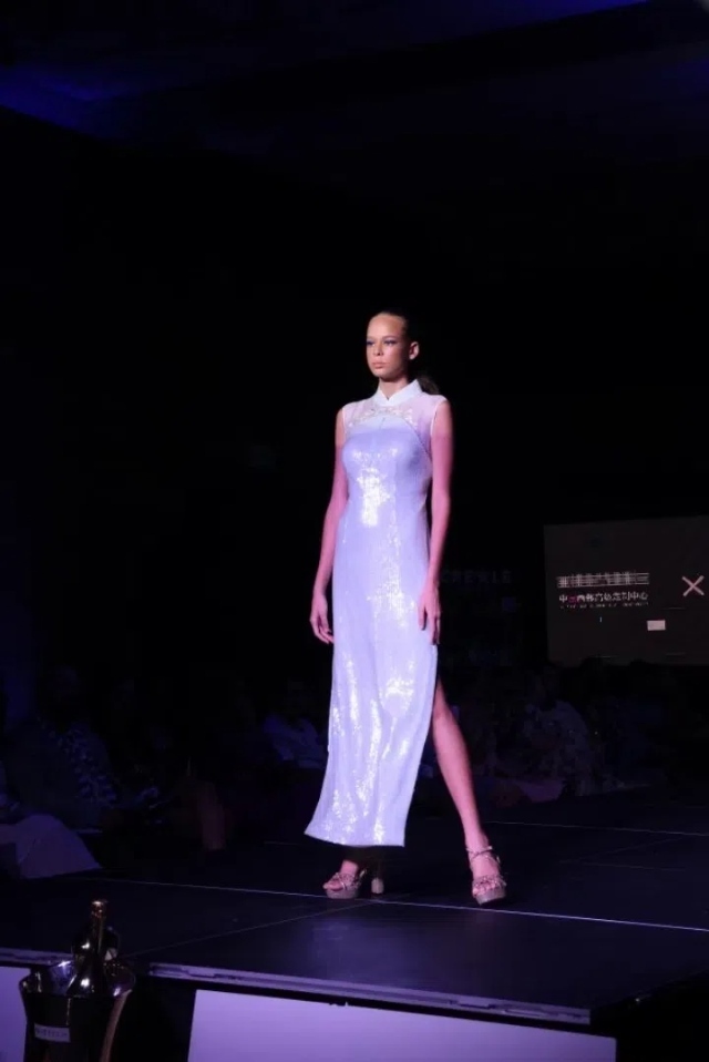 模特展示新中式禮服。顏李芳攝