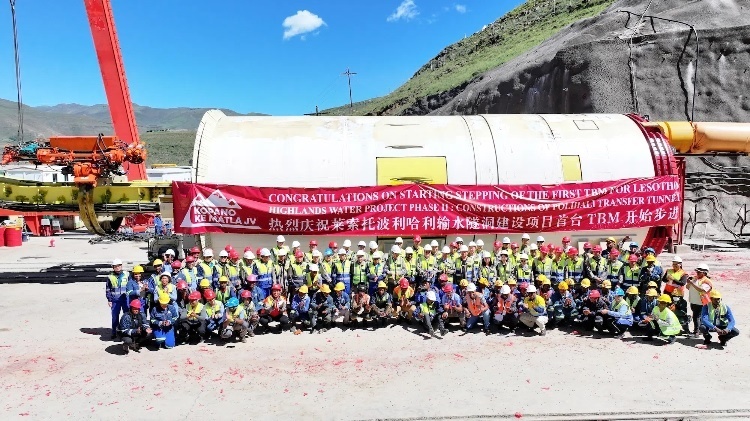 中外方建設(shè)者合影留念。中水電十一局供圖