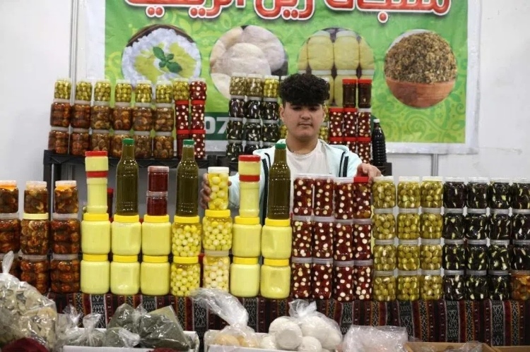 一名展商在展示各式各樣的橄欖制品。納達(dá)爾·達(dá)烏德攝