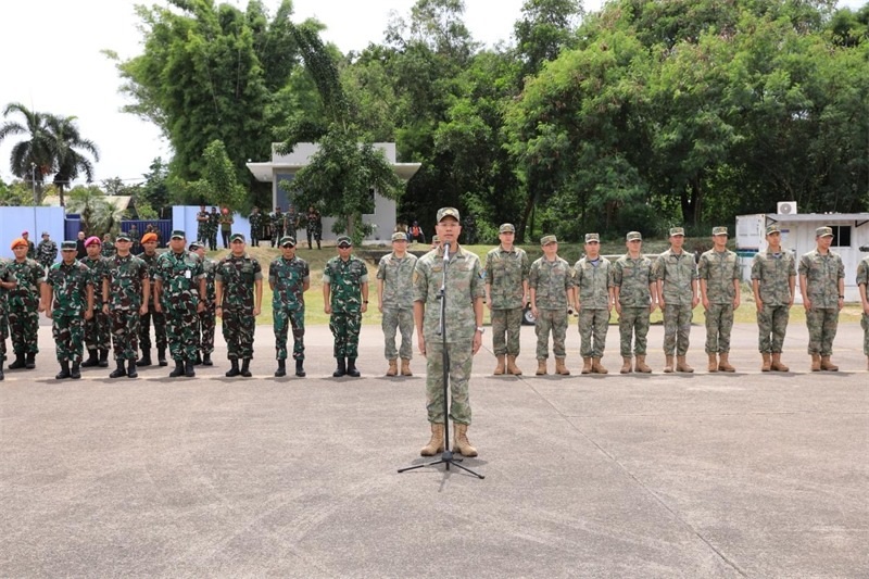 中方參演部隊指揮員在印尼方舉行的歡迎儀式上致辭。龔勝祥 攝