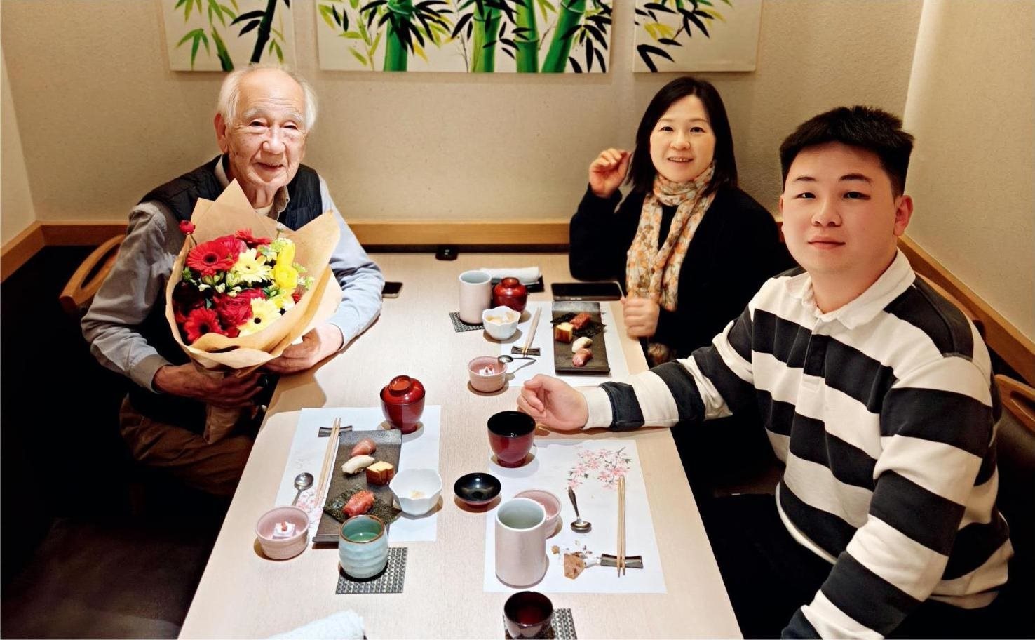 佐佐木俊一與彭林（中）、彭俊霖（右）在一起。