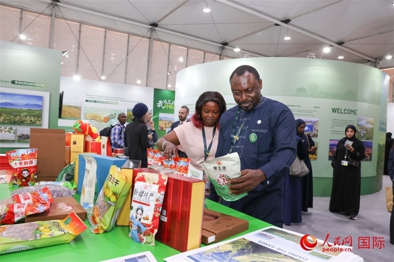 嘉賓了解中國館展示產品。人民網記者任皓宇攝