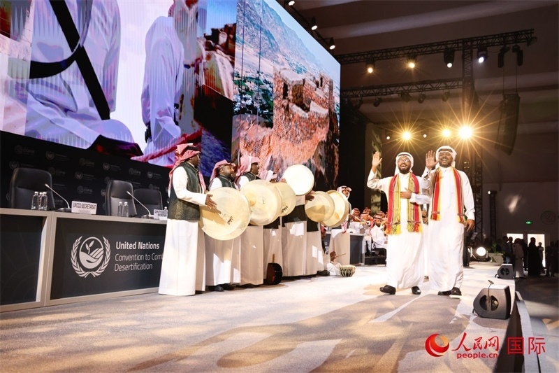 《聯(lián)合國防治荒漠化公約》第十六次締約方大會2日開幕。圖為開幕式表演。人民網記者任皓宇攝