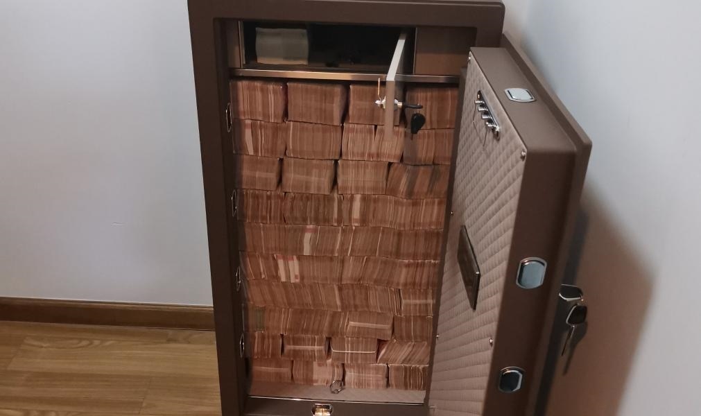 圖為警方查獲藏匿于保險(xiǎn)柜中的現(xiàn)金。（警方供圖）