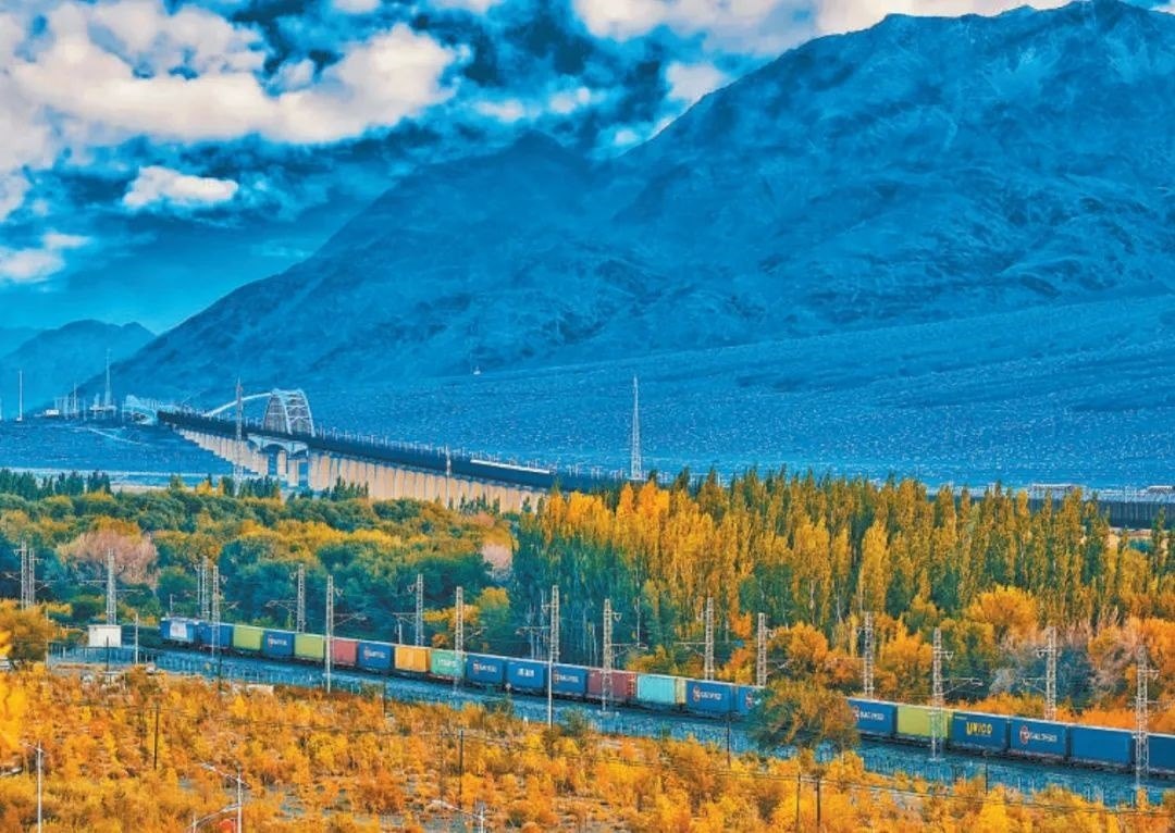 2013年，隨著共建“一帶一路”倡議提出，中歐班列應(yīng)運而生。今年11月20日，第十萬列中歐班列正式出境。截至目前，中歐班列累計運送貨物超1100萬標(biāo)箱、貨值超4200億美元，貨物品類達(dá)53大類5萬余種。圖為中歐班列行駛在新疆烏魯木齊達(dá)坂城濕地。擺風(fēng)亮 攝（新華社發(fā)）