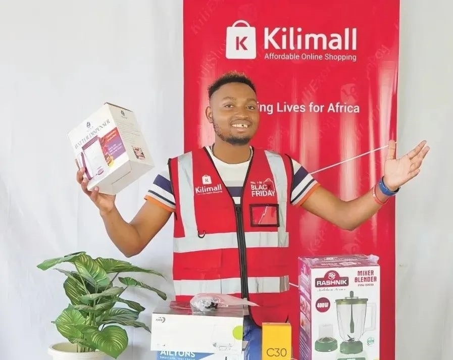 隨著“絲路電商”國際合作深入推進(jìn)，共建“一帶一路”國家雙多邊數(shù)字貿(mào)易規(guī)則對接不斷強(qiáng)化。借助“絲路電商”合作機(jī)制，肯尼亞主播迪克森·恩甘加在當(dāng)?shù)刂辈ж?。劉婉?攝（新華社發(fā)）