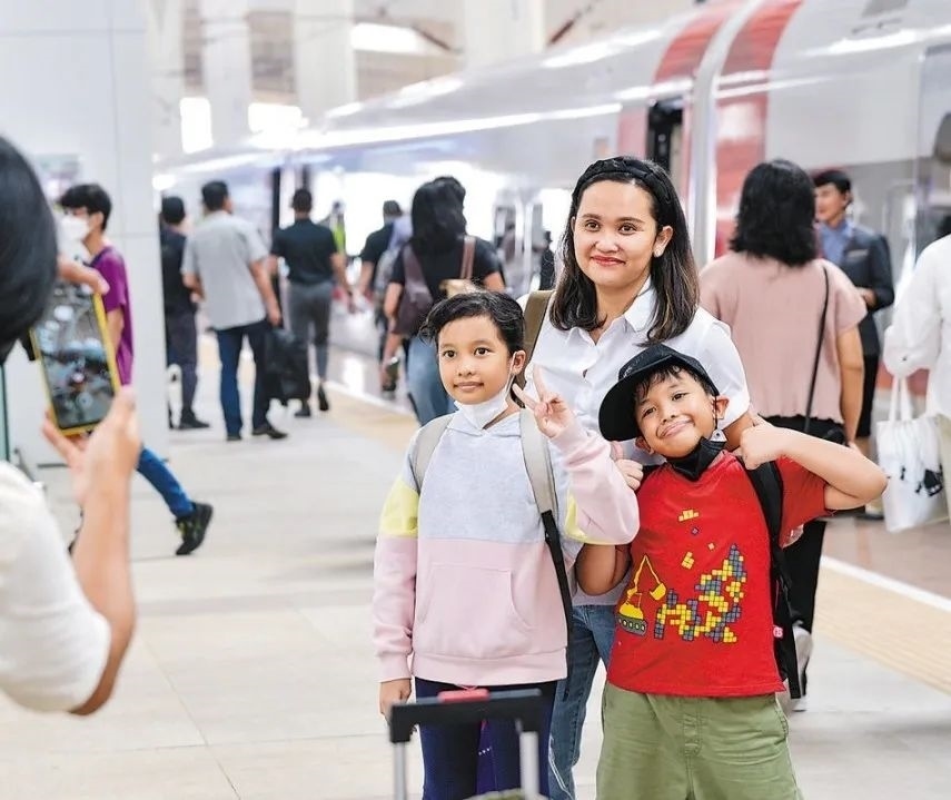 雅萬高鐵是我國在境外完成全過程勘察設(shè)計建設(shè)的首個高鐵項目，于去年10月17日正式開通運營，是中印尼共建“一帶一路”合作的典范。圖為乘客在和雅萬高鐵動車組合影留念。新華社記者 徐欽 攝