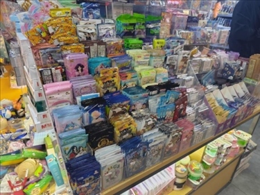 北京某文具店卡牌盲盒柜臺，未設(shè)相關(guān)提醒。人民網(wǎng)記者 黃鈺攝