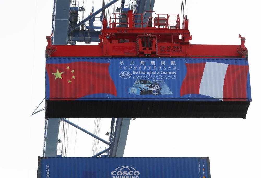 2024年11月14日，在秘魯首都利馬以北的錢凱港，岸邊智能化設(shè)備吊裝集裝箱。