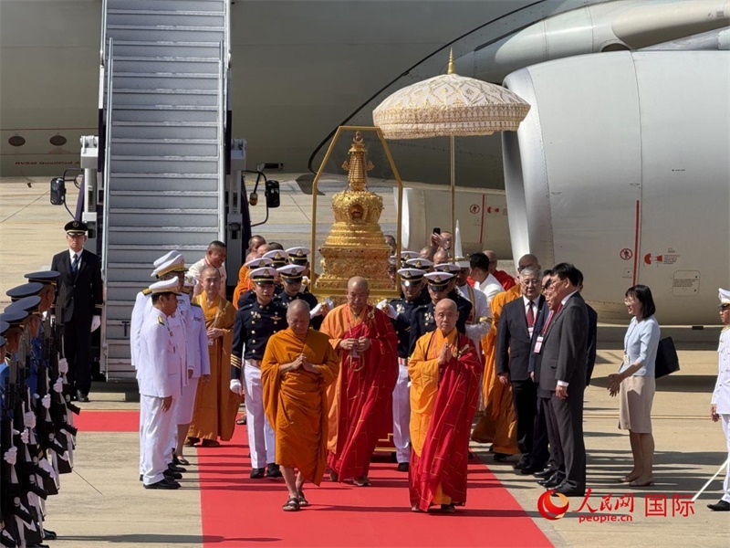 北京靈光寺佛牙舍利抵達(dá)泰國曼谷廊曼軍用機(jī)場。人民網(wǎng)記者章念生攝