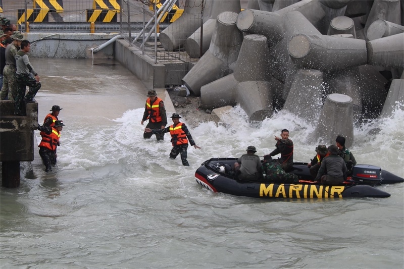 中印尼雙方海軍參演官兵協(xié)力將“落水人員”救上橡皮艇。周宇攝