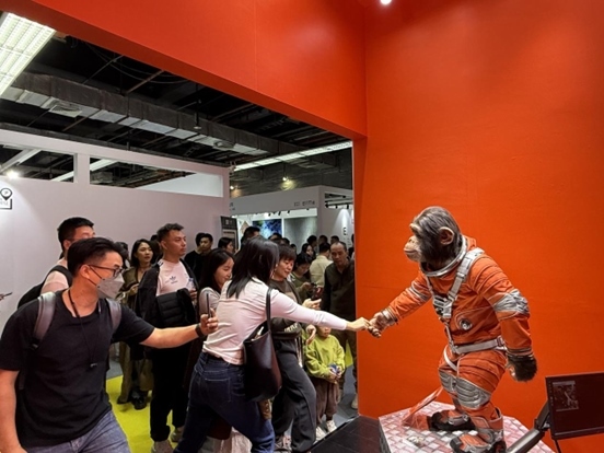 本土原創(chuàng)公司JIN ARTS帶領(lǐng)仿生機(jī)器人亮相廣州設(shè)計(jì)周11號(hào)館。（受訪者供圖）