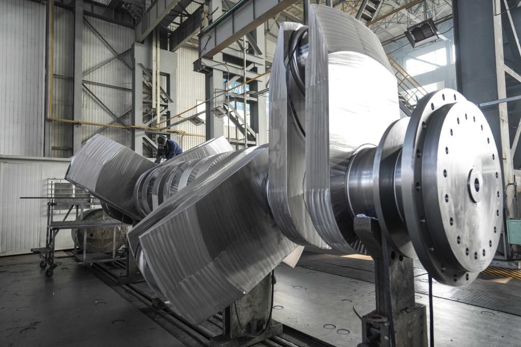 2024年1月11日，工人在大連華銳船用曲軸有限公司加工車間加工產(chǎn)品。新華社記者 潘昱龍 攝