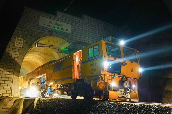 中老鐵路瑯勃拉邦維保管理中心的中老員工共同作業(yè)。周星攝