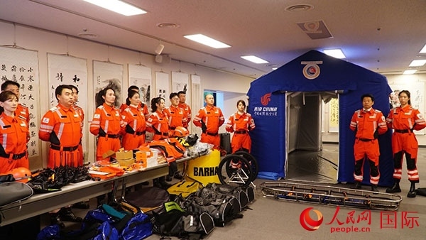 國航日韓支社捐贈的專業(yè)救援裝備。人民網(wǎng) 蔣曉辰攝