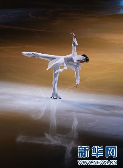 圖為羽生結(jié)弦在表演中。記者 錢錚 攝