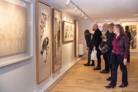來(lái)賓參觀畫(huà)展。中國(guó)駐瑞典大使館供圖