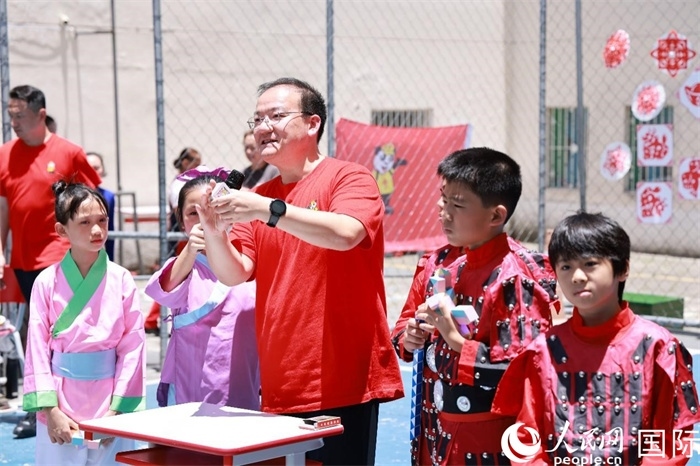 趣味數(shù)學(xué)節(jié)目以富有創(chuàng)意的數(shù)字游戲和魔尺變幻為亮點(diǎn)，激發(fā)了孩子們的數(shù)學(xué)思維與想象力。人民網(wǎng)記者 陳海琪攝