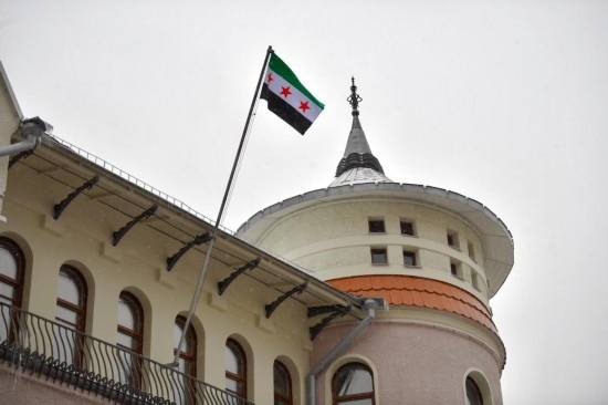 12月9日，在俄羅斯首都莫斯科，敘利亞駐俄羅斯使館升起代表敘利亞反對派的旗幟。新華社發(fā)（亞歷山大攝）