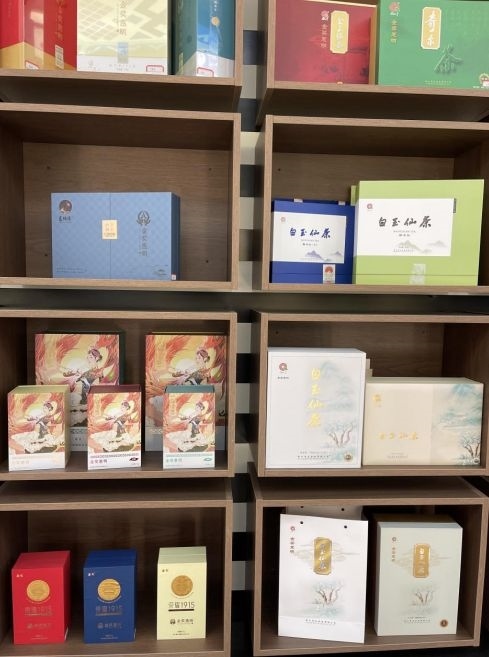 景寧各種茶葉產(chǎn)品。劉軍國(guó)攝