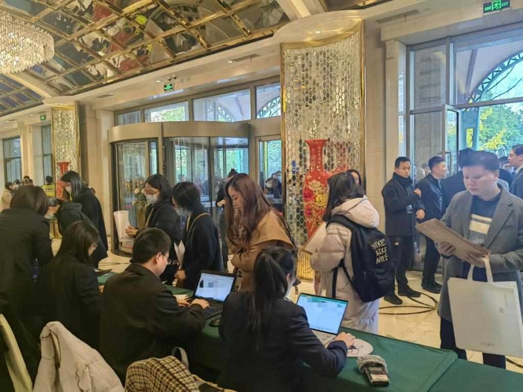 12月12日，第十批國家組織藥品集中帶量采購現(xiàn)場(chǎng)。新華社記者龔雯 攝