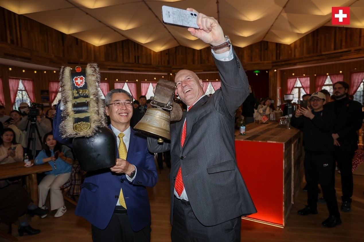 瑞士駐華大使白瑞誼與北京市西城區(qū)委副書記、代區(qū)長(zhǎng)郅海杰搖響瑞士牛鈴，共同為小木屋揭幕。瑞士駐華大使館供圖