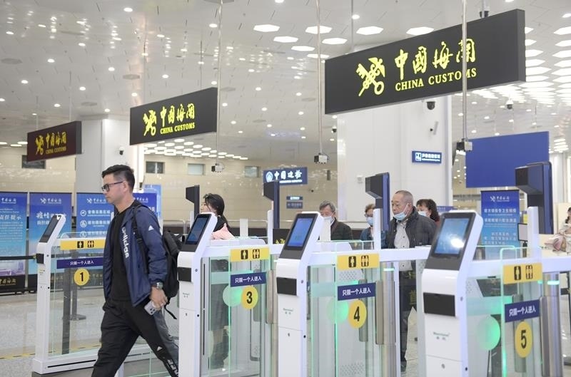 △2024年2月29日，旅客從橫琴口岸過(guò)關(guān)。