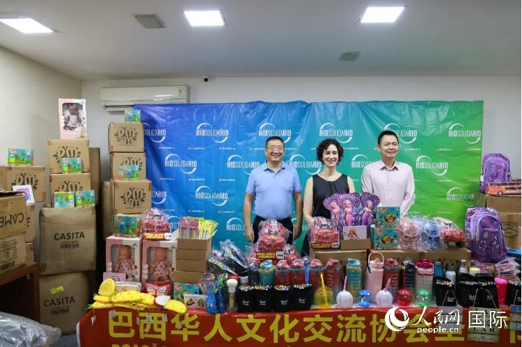 中國(guó)駐里約熱內(nèi)盧總領(lǐng)館副總領(lǐng)事王尉育（右）、里約慈善協(xié)會(huì)主席保拉·菲格雷多（中）、巴西華人文化交流協(xié)會(huì)主席上官建峰（左）出席捐贈(zèng)活動(dòng)并致辭。人民網(wǎng)記者 陳海琪攝