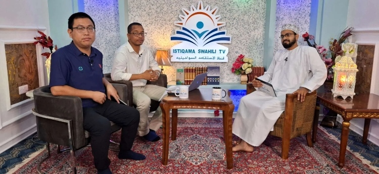 牛曉兵主任參與當?shù)仉娨暸_訪談。中國援桑醫(yī)療隊供圖