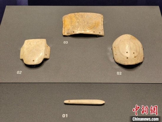 12月14日，“文明先鋒—凌家灘文化玉器展”在故宮博物院文華殿開幕。圖為展覽現(xiàn)場的玉龜、玉版和玉簽。 中新社記者 應妮 攝