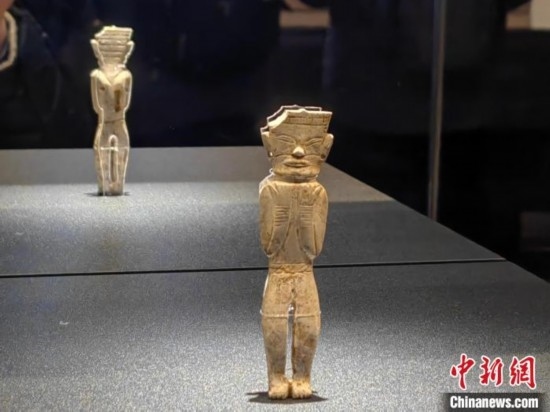 12月14日，“文明先鋒—凌家灘文化玉器展”在故宮博物院文華殿開幕。圖為展覽現(xiàn)場的立姿玉人。 中新社記者 應妮 攝