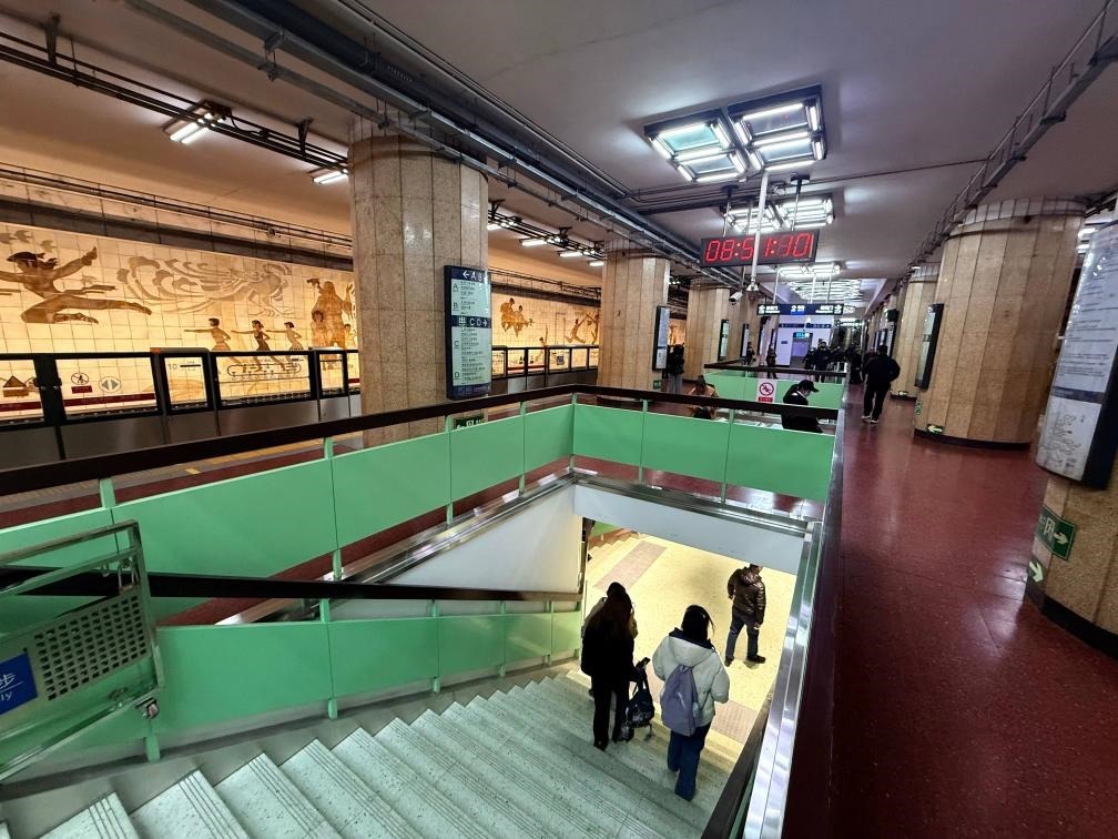 乘客從北京地鐵2號線東四十條站走“站中站”換乘地鐵3號線。新華社記者張驍 攝