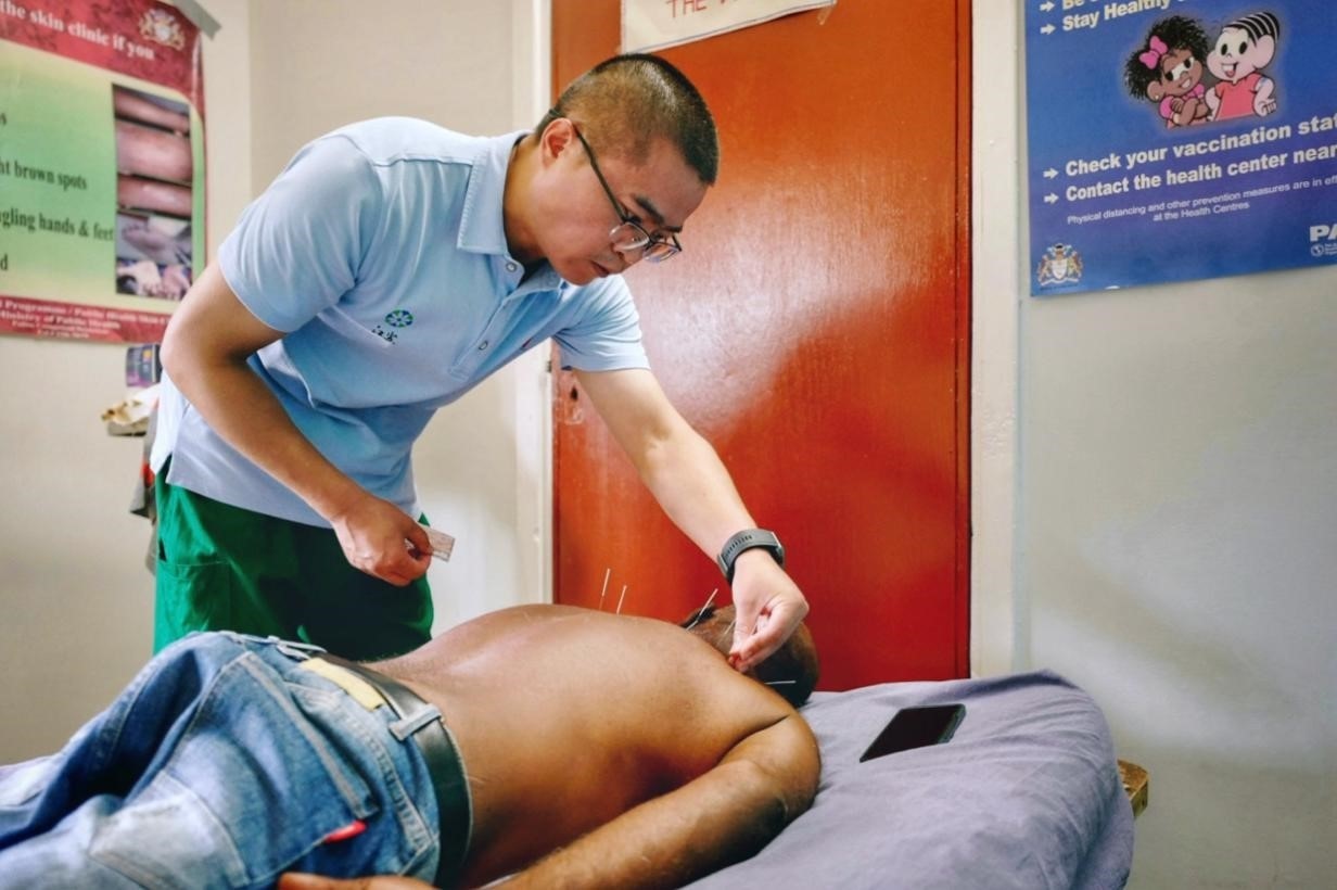 第20期中國（江蘇）援圭亞那醫(yī)療隊(duì)在圭偏遠(yuǎn)的林登高速社區(qū)開展義診。中國援圭醫(yī)療隊(duì)供圖