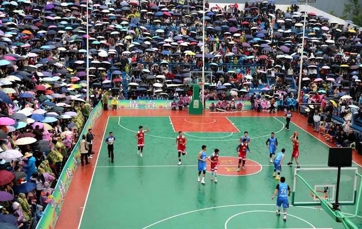 2024年5月1日，人們在貴州省黔東南苗族侗族自治州臺江縣臺盤鄉(xiāng)臺盤村觀看“村BA”球王爭霸賽。 新華社發(fā)（余天英 攝）