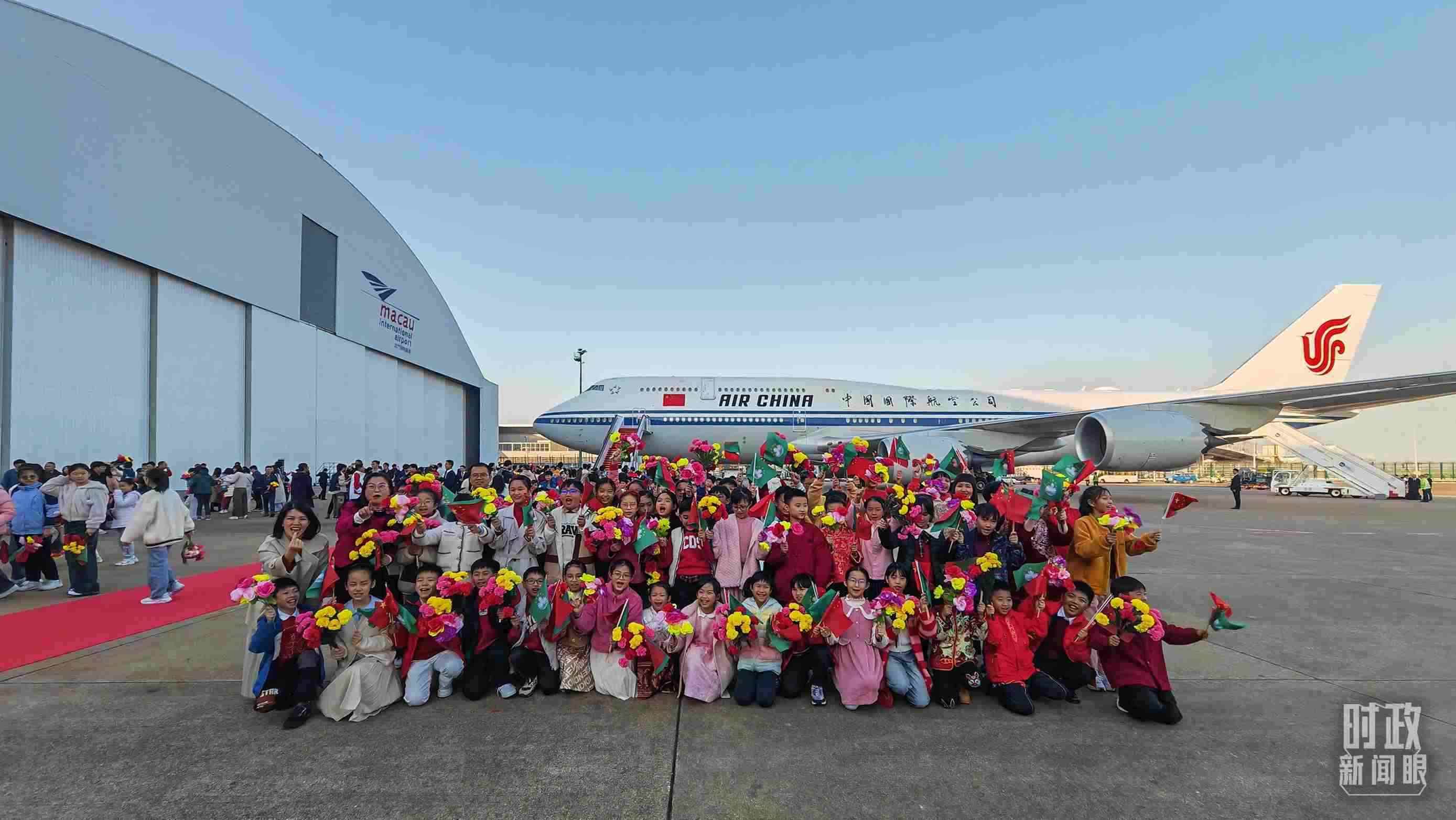 △歡迎儀式后，歡迎人群合影留念。（總臺央視記者劉琦拍攝）