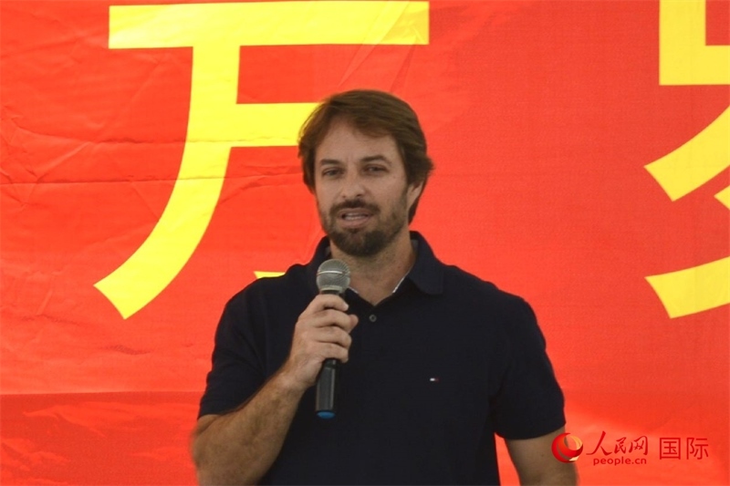 里約州環(huán)境與可持續(xù)發(fā)展廳副廳長費利佩·克魯奇克在捐贈活動上致辭。人民網(wǎng)記者 陳海琪攝