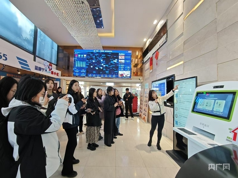 劉燕介紹“及時雨”數(shù)字社區(qū)平臺（央廣網記者 王錫斐 攝）